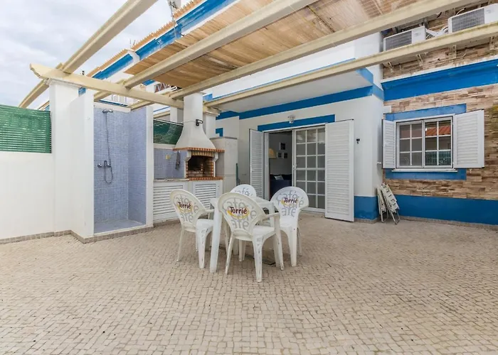 4 Bedroom Wi-fi And Shared Pool By Algarvemanta Nyaraló