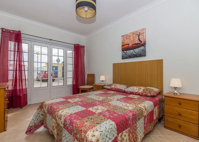 4 Bedroom Wi-fi And Shared Pool By Algarvemanta *